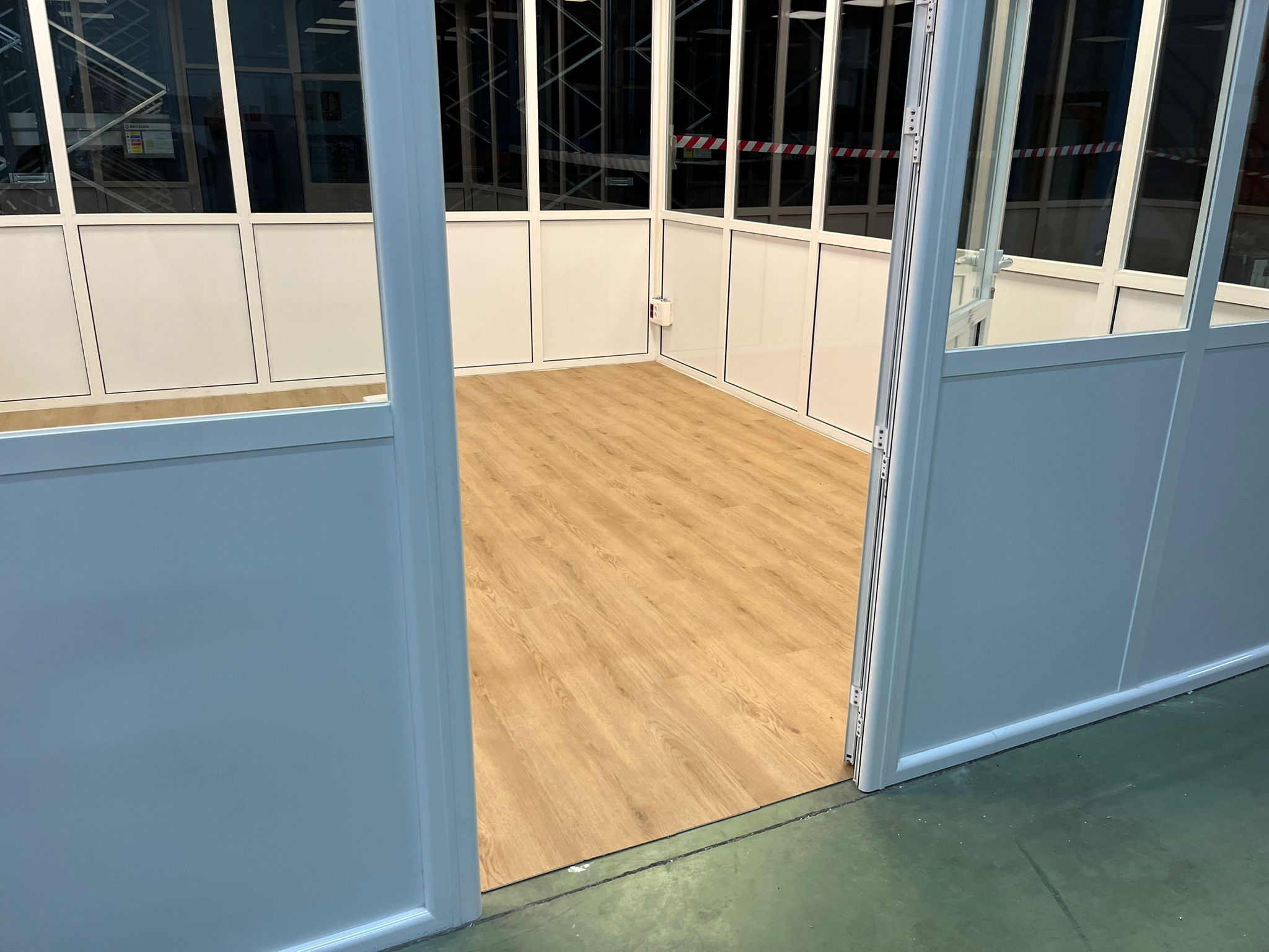 ESTANCIA NAVE INDUSTRIAL CON SUELO LAMINADO PARA OFICINA